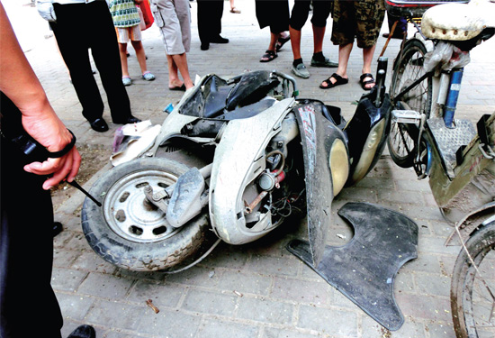 8月3日，棉紡路與六廠(chǎng)前街交叉口附近一輛水泥罐車(chē)突然爆胎，路邊一輛電動(dòng)車(chē)被沖擊波震翻報(bào)廢