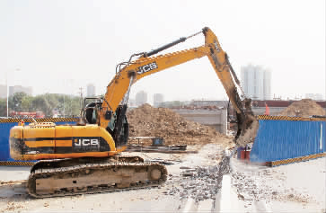 南陽(yáng)路、北環(huán)快速路立交橋?qū)⑦M(jìn)行封閉施工，圖為工人正在拆除隔離欄