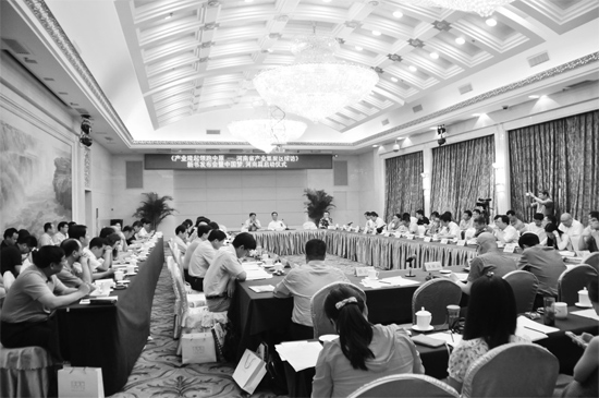 產(chǎn)業(yè)集聚區(qū)會(huì)議現(xiàn)場(chǎng)，各位專家學(xué)者對(duì)河南產(chǎn)業(yè)集聚區(qū)的發(fā)展建言獻(xiàn)策