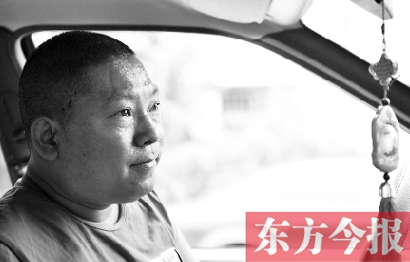 鄧太和帶父親去看病，兩天都沒打開過出租車后備廂