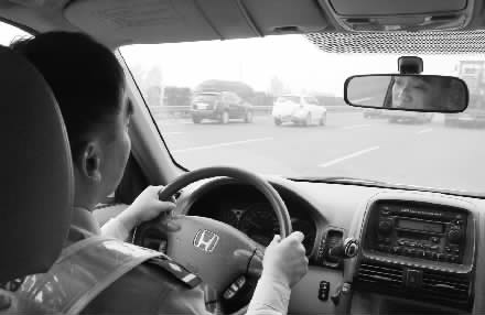 我省高速交警在高速路上開(kāi)車(chē)巡邏 我省高速交警在高速路上開(kāi)車(chē)巡邏