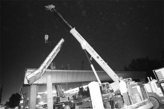 昨日凌晨，鄭州市動(dòng)物園天橋徹底拆除