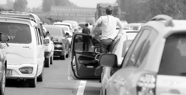 10月7日下午，寧洛高速漯河至商水段，因車禍發(fā)生擁堵