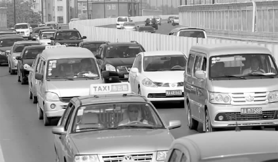 上午11點(diǎn)，鄭州市京廣快速路由北向南的路段已經(jīng)開(kāi)始擁堵，要是早晚高峰，更是堵得走不成