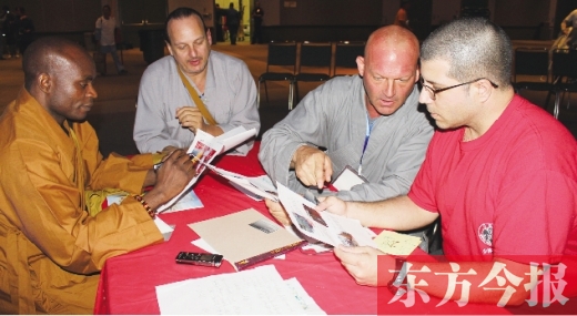 研討會(huì)現(xiàn)場(chǎng)，少林洋弟子熱議東方今報(bào)報(bào)道《大爭(zhēng)之寺》