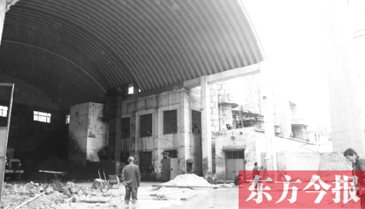 黃委會(huì)燃煤鍋爐房里幾臺(tái)機(jī)器正“整裝待發(fā)”，大煙囪拆除難