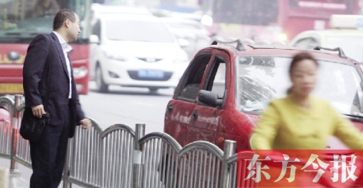 昨日下午5點(diǎn)40分，一男子久久未等到出租車，一輛“黑三輪”車主便和他搭訕