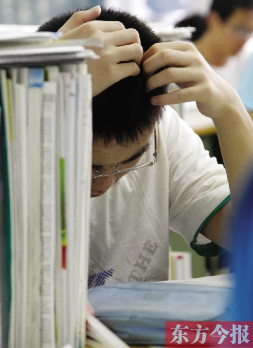 一位高三學(xué)生在復(fù)習(xí)功課 東方今報(bào)記者 沈翔 攝 一位高三學(xué)生在復(fù)習(xí)功課 東方今報(bào)記者 沈翔 攝