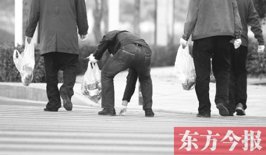 鄭州萬名機關干部替環(huán)衛(wèi)工掃街