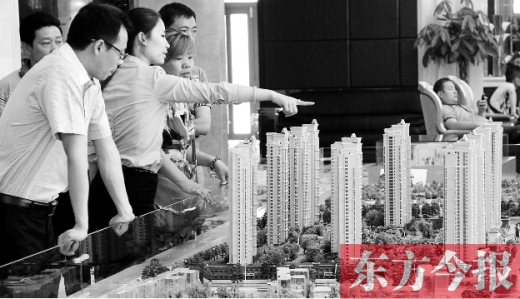 買套房子，幾乎要耗盡大半生的積蓄，所以，房?jī)r(jià)的高低時(shí)刻牽動(dòng)著國(guó)人的心