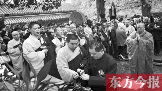 詠春“內訌”風波中的關鍵人物張卓慶(前排下跪者)和少林方丈釋永信參加了揭碑儀式 圖片來自南方都市報 詠春“內訌”風波中的關鍵人物張卓慶(前排下跪者)和少林方丈釋永信參加了揭碑儀式 圖片來自南方都市報