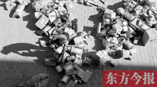 “雙十一”后，快遞員忙著送包裹，連水也不敢喝