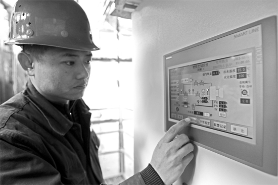 宗希明在“政七街煤改氣項(xiàng)目” 工程工地。高科技完全取代了老式燃煤鍋爐笨重、復(fù)雜的管理和控制