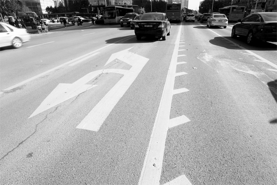 昨日，鄭州市金水路未來(lái)路口的“魚刺”車道，好多司機(jī)不知道咋走