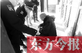 昨日，鄭州市管城區(qū)執(zhí)法局對轄區(qū)一只狗狗檢查是否辦過證 東方今報首席記者 劉棟杰 攝