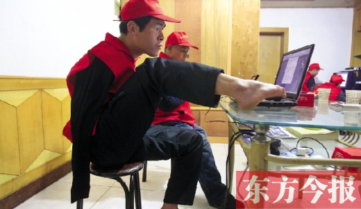 12月2日，一名“豫殘聯(lián)盟”志愿者正通過(guò)網(wǎng)絡(luò)、微博等聯(lián)絡(luò)著各地殘疾人朋友 東方今報(bào)首席記者 張曉冬