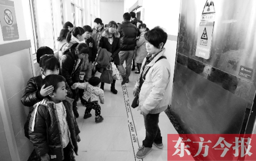 11月30日上午，星星等20余名“袖珍人”到鄭州市兒童醫(yī)院進(jìn)行骨齡測(cè)定