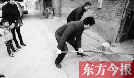 12月3日，鄭州市隴海路。執(zhí)法人員對(duì)一只“辦了證卻不系繩”的狗進(jìn)行捕捉