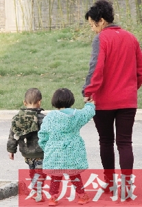 男孩兒姓“鄭”，女孩兒姓“周”（取“州”諧音），即“鄭州”之意，這一取名法得到了認(rèn)可