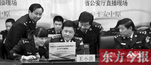 省公安廳廳長(zhǎng)王小洪（中）和微博網(wǎng)友在進(jìn)行交談，發(fā)現(xiàn)問(wèn)題現(xiàn)場(chǎng)馬上解決