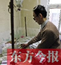 54歲的老楊把自己當做護士，不離不棄照顧著已成“植物人”的母親