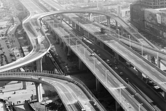 昨日，已經(jīng)開始施劃交通標線的鄭州市三環(huán)快速路北環(huán)高架橋部分