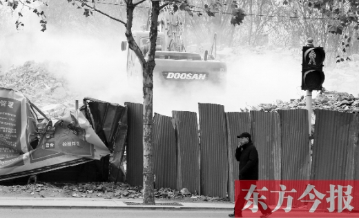 昨日，鄭州市未來路與緯四路交叉口一工地施工不除塵，加重了空氣污染