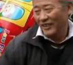 采訪我先買個氣球吧！大爺霸氣回答