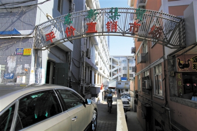 昨日，從事活禽宰殺的許某確認(rèn)為感染H7N9禽流感確診病例，其所工作的南京江寧區(qū)東新農(nóng)貿(mào)市場(chǎng)仍正常營(yíng)業(yè)