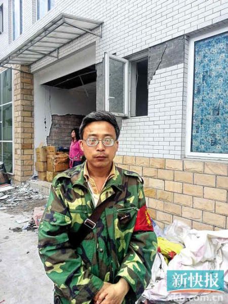 被免副鄉(xiāng)長楊成毅成災(zāi)區(qū)首位免職干部，接受新快報記者采訪時稱：“服從組織決定，大難當前官位不要緊”