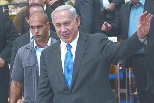 經(jīng)以總理內(nèi)塔尼亞胡主持的內(nèi)閣秘密會(huì)議決定，以空軍接連對(duì)敘利亞多處目標(biāo)實(shí)施空襲。圖為內(nèi)塔尼亞胡5日出席內(nèi)閣會(huì)議。