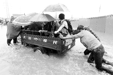 “擺渡”，每人5塊錢 記者 王春勝/攝