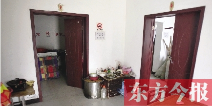 男廁洗漱池前，堆放著大量家電、家具等生活用品