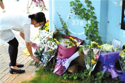 6月8日下午，記者來到廈門公交車爆炸事發(fā)現(xiàn)場(chǎng)橋下，附近已聚集了十幾個(gè)自發(fā)前來悼念的市民。橋墩下排放了一圈或黃或白的菊花，還有玖瑰、百合等。