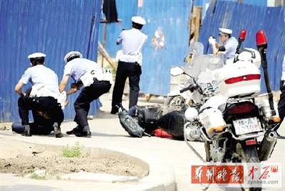 　一名歹徒被抓獲，另一名歹徒持槍劫持了一名門衛(wèi)。