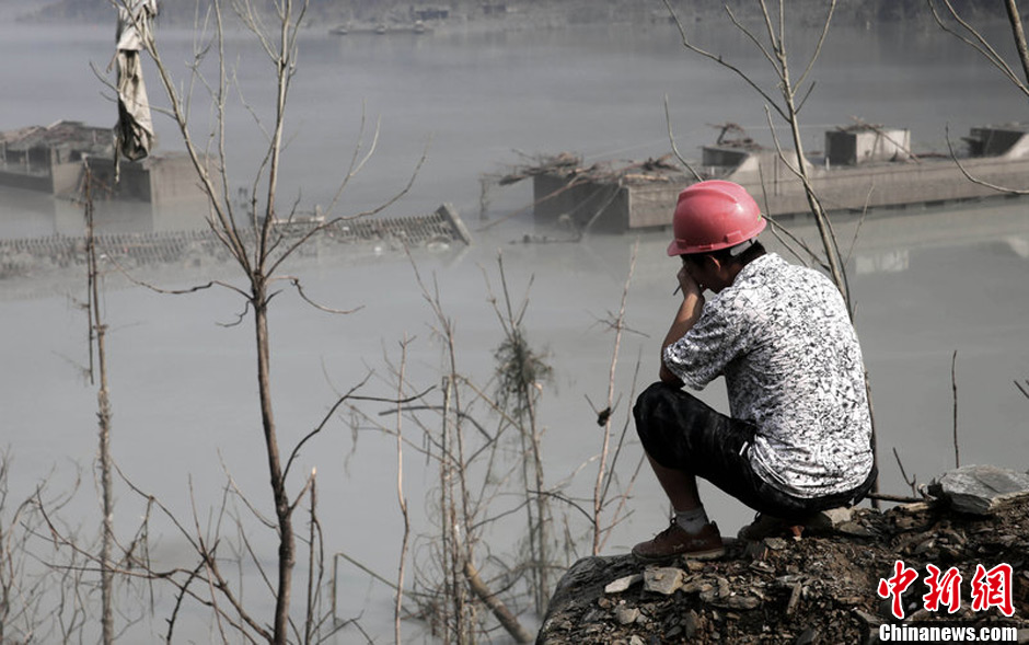 7月14日，四川綿陽，在水下沉寂了5年多的北川漩坪鄉(xiāng)浮出水面，如海市蜃樓飄浮在堰塞湖水面，回來看自己