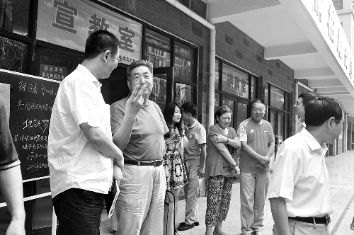 盧法舜（左二）伸出兩根手指，建議實(shí)行2元通票制。