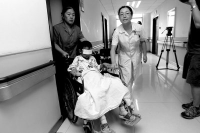 昨天，斌斌被推出病房，準(zhǔn)備換藥。記者 譚青/攝