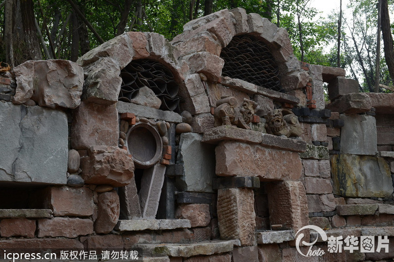 2013年9月23日，有網友近日報料重慶一所大學正在修建稀奇古怪的校大門