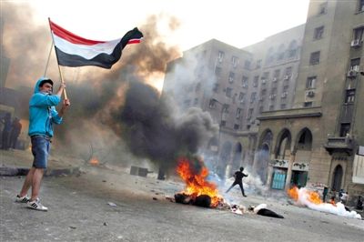 6日，穆爾西和穆兄會的支持者在開羅街頭示威，與警方發(fā)生沖突。消失了三個多月的前總統(tǒng)穆爾西將于下月受審。