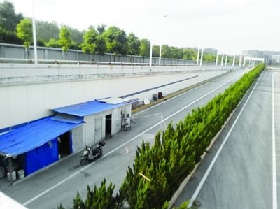 隧道內(nèi)堆放著大量生活用品。