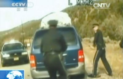 費(fèi)雷爾再次上車，警察拿警棍砸車窗。