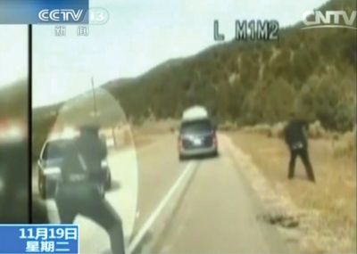 費(fèi)雷爾駕車逃走，警察連開數(shù)槍。央視截圖