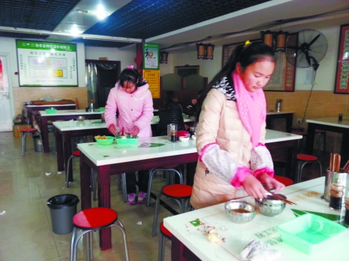 參加體驗的兩名學(xué)生成功“入職”后,開始收拾餐桌。 參加體驗的兩名學(xué)生成功“入職”后,開始收拾餐桌。