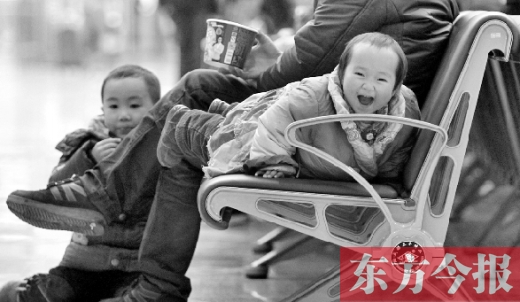 鄭州東站候車長椅上，哈哈，馬上回家過年有禮物收了