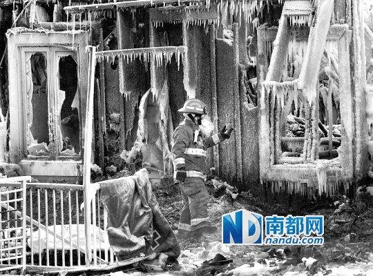 消防員用蒸汽機融化救火后殘留的冰層，尋找遇難者遺