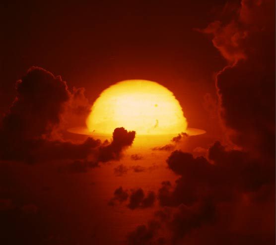 1961年，南太平洋上空，氫彈爆炸后的大火球開始擴散。