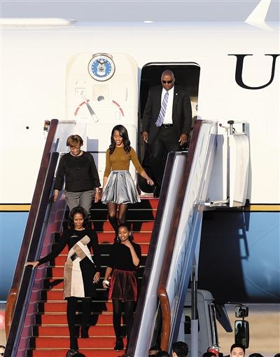 昨日下午5時30分，美國第一夫人米歇爾走出專機艙門，抵京開始訪華。與其一同來訪的家庭成員還有她的母親