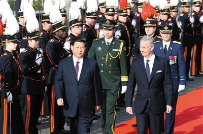 30日，習近平在會見比利時國王菲利普前，出席菲利普國王在王宮廣場舉行的隆重歡迎儀式。新華社發(fā)