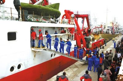  4月8日，“科學(xué)號(hào)”科學(xué)考察船從青島市中苑碼頭啟航，赴沖繩海槽區(qū)域進(jìn)行科學(xué)考察。圖/CFP